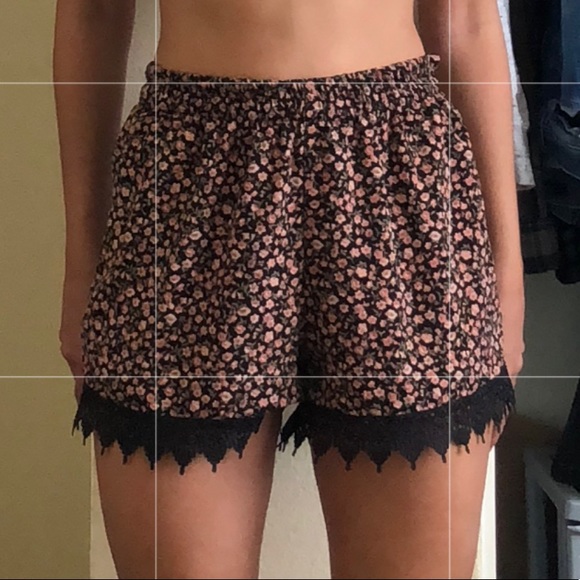 Cute floral shorts with lace - Picture 2 of 3